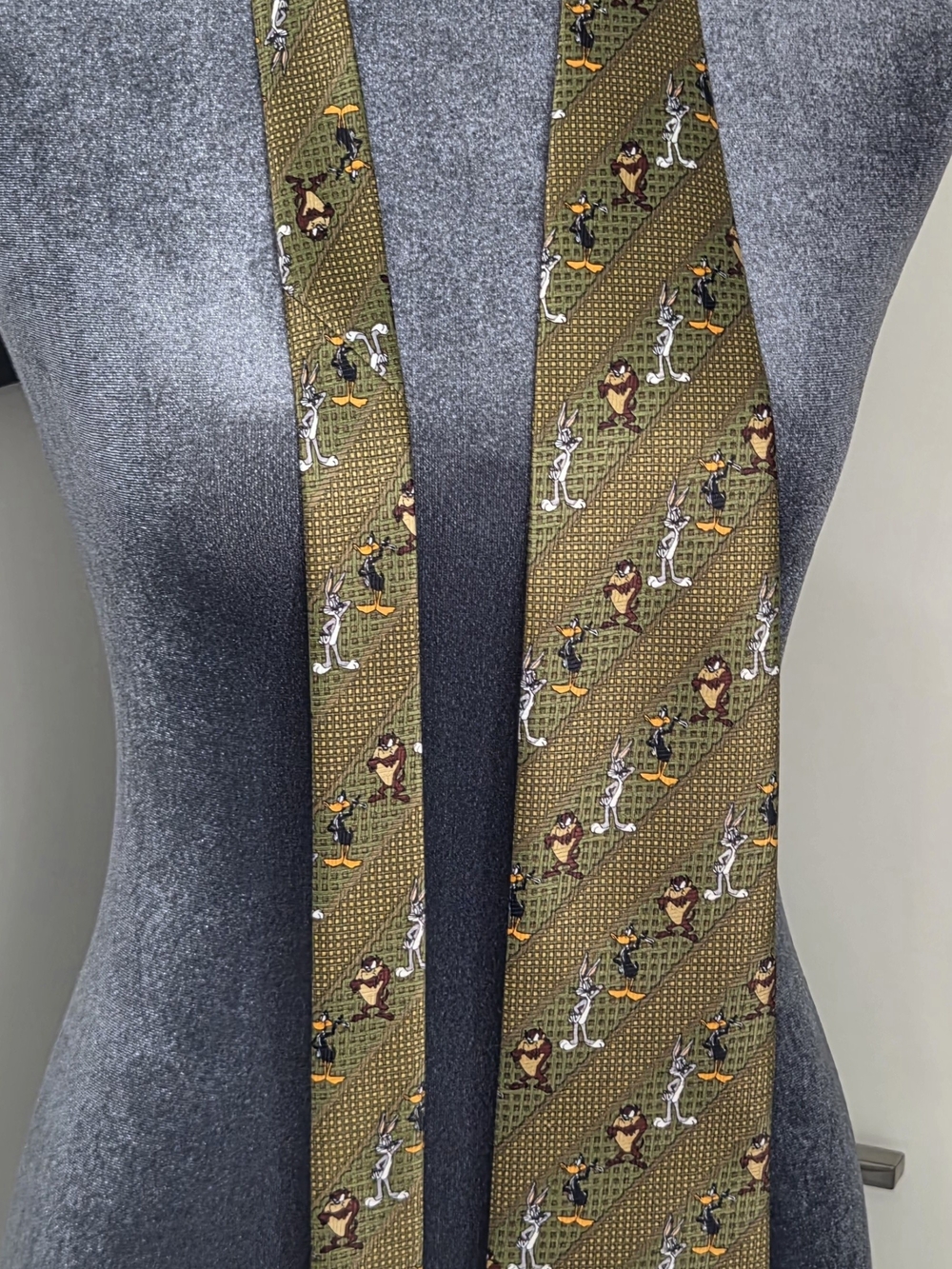 Vintage 1998 Looney Tunes Mania Olive Green Silk Tie Bugs Bunny Daffy Taz WB